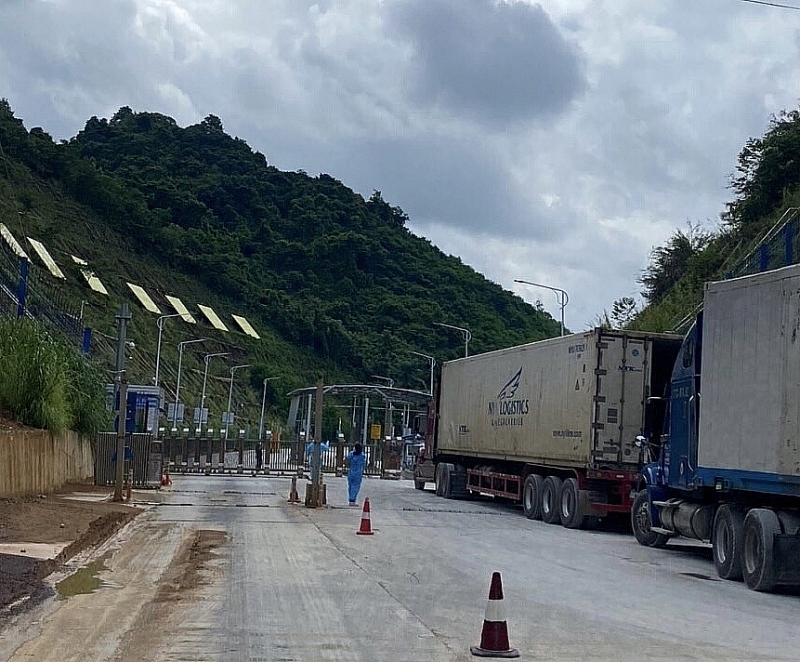 The number of goods cleared at Tan Thanh border gate is still very limited. Photo: Danh Tùng