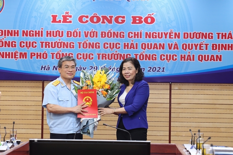 Deputy Minister Vu Thi Mai handed over the decision and flowers to congratulate Deputy Director General Nguyen Duong Thai