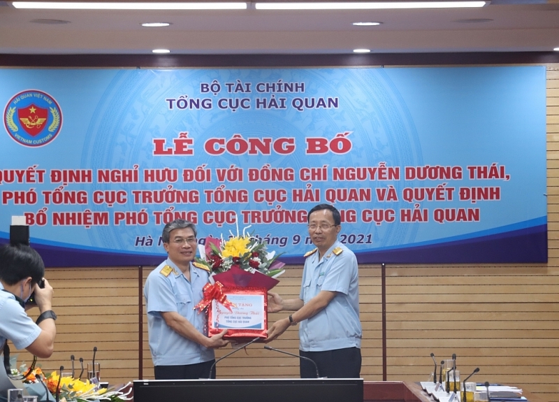 On behalf of the leaders of General Department of Customs, customs officers and employees, Director General Nguyen Van Can handed over flowers to congratulate Deputy Director General Nguyen Duong Thai