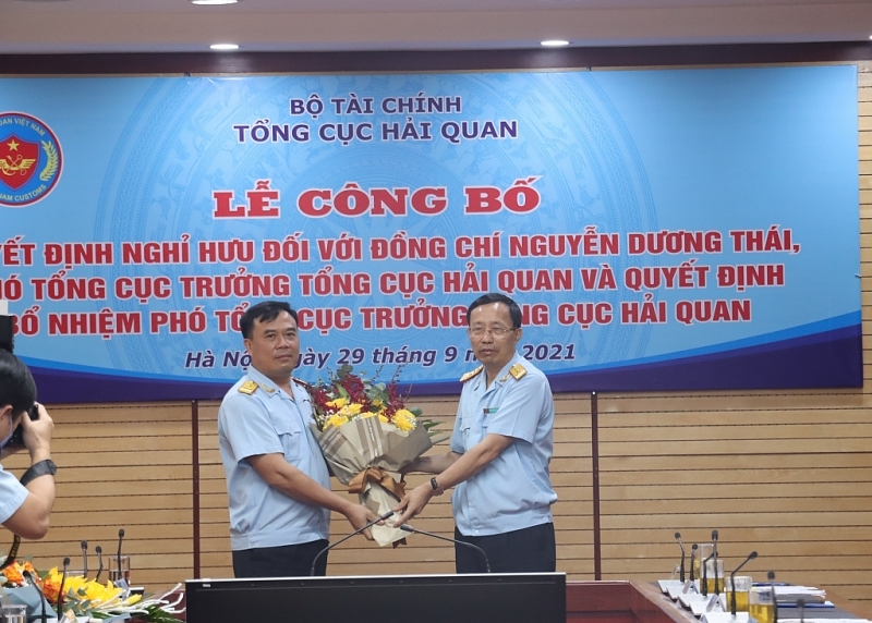 On behalf of the leaders of General Department of Customs, customs officers and employees, Director General Nguyen Van Can handed over flowers to congratulate Deputy Director General Nguyen Van Tho
