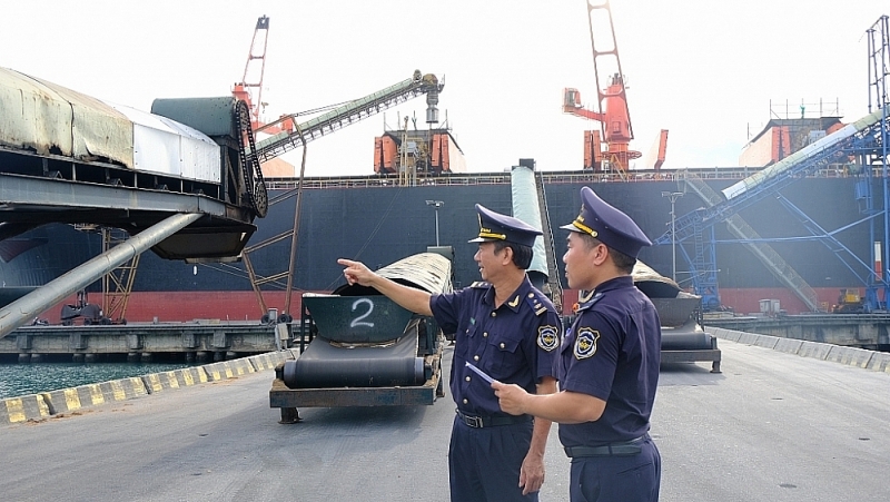 Customs officers of Chan May port Customs Branch inspect import and export goods. Photo: N.Linh