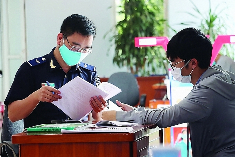 Customs officials of Bac Ninh Industrial Park Customs Branch (Bac Ninh Customs Department)  answer questions about customs procedures for businesses. Photo: Thái Bình