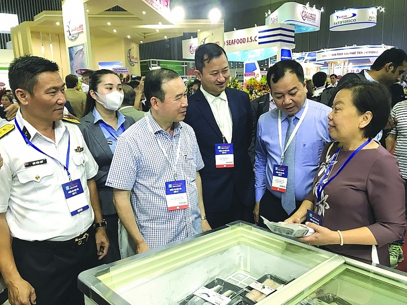 Leaders of Vinh Hoan Joint Stock Company introduced processed products to enterprises. Photo: T.H