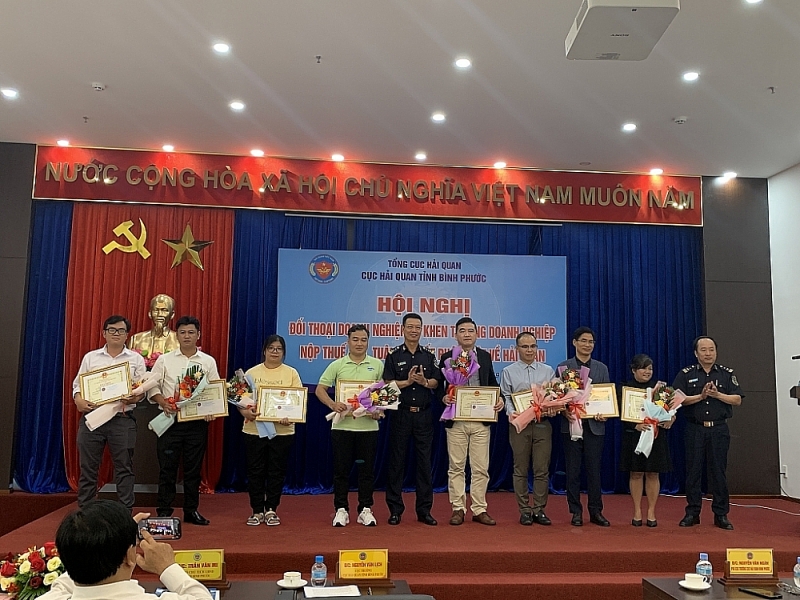 Binh Phuoc Customs Department awarded certificates of merit to ten businesses