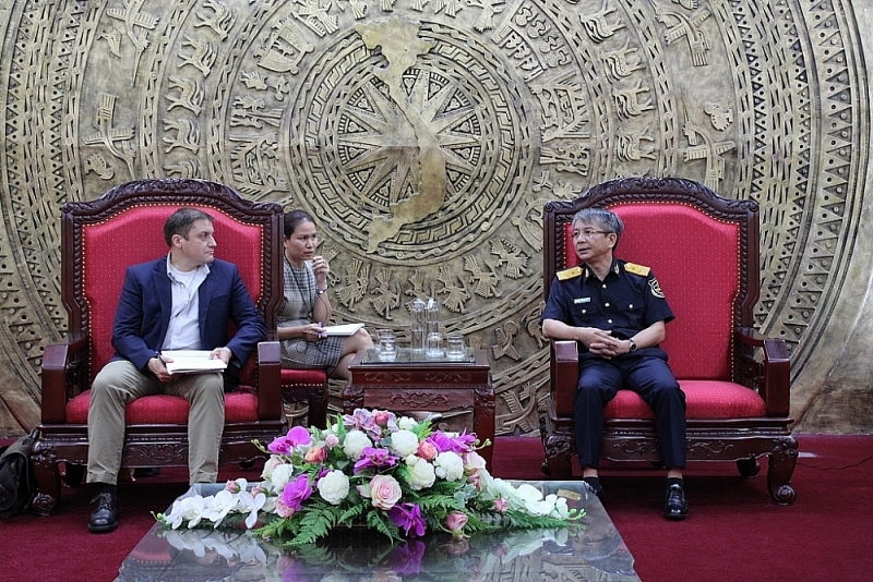 Deputy Director General Mai Xuan Thanh and Mr. Trevor Hublin discussed the cooperation between the two sides. Photo: N.L