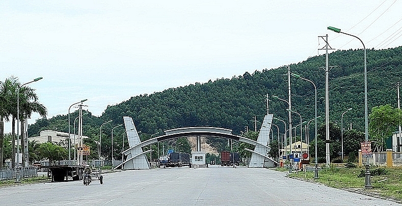 Gate of Cau Treo Economic Zone is quiet and desolate. Photo: Hong Nu
