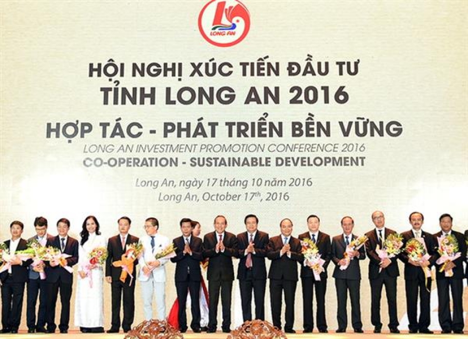long an awarding certificates to 11 projects