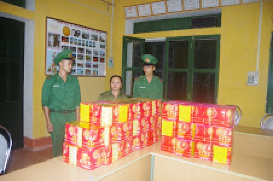 cao bang border defense force seize 87 kg of fire cracker