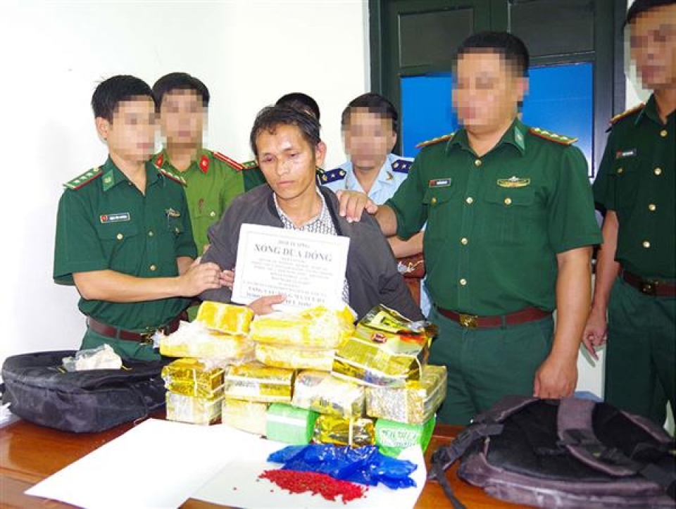 ha tinh customs coordinate to seize 10 kg of ice and 20000 tablets of ecstasy