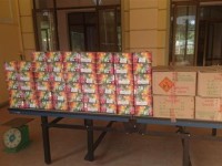 Smuggled firecrackers and cigarettes slip underhand into border of Central Highlands