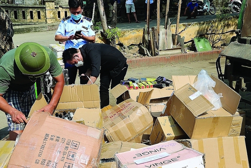 Hanoi Market Surveillance Force destroyed perfume, cosmetics... worth nearly VND 2 billion in July 2021. Source: Directorate of Market Surveillance