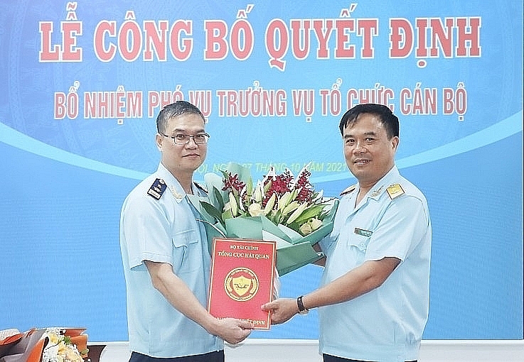 Deputy Director General Nguyen Van Tho (right) awarded decision and flower to congratulate Vu Hoang Nam. Photo: T.Bình