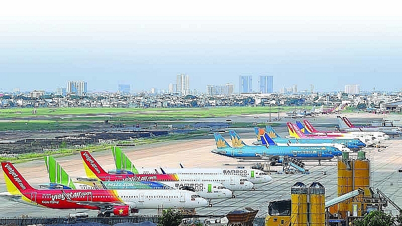 By reducing the infection rate in the community, eliminating social distancing, and increasing vaccination rates, Vietnam can gradually restore domestic flights and the tourism market. Photo: ST