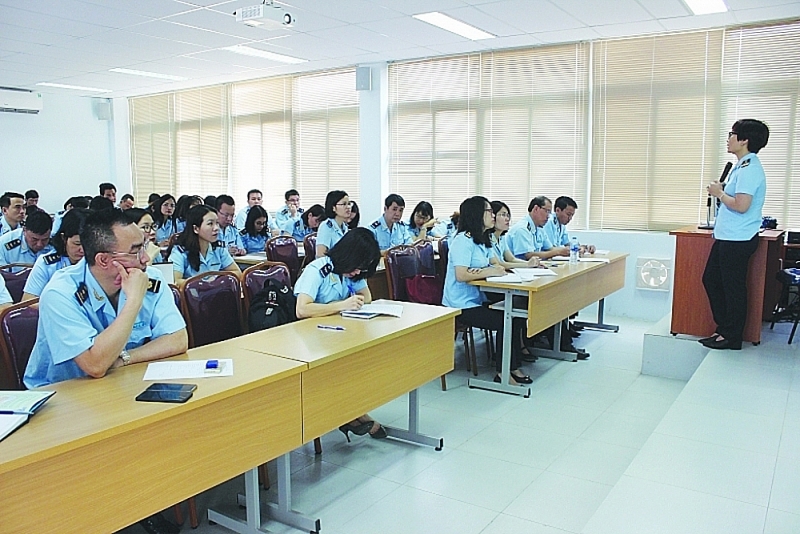 Teaching at Vietnam Customs School. Photo: Hồng Nụ
