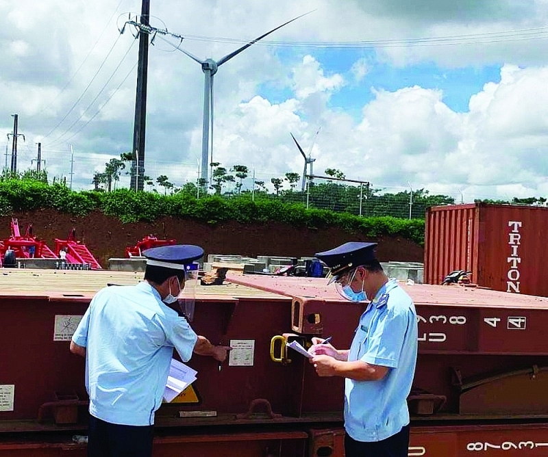 Customs officers of Dak LakCustoms Department conduct physical inspection for goods imported for  wind power project. Photo: Dak Lak Customs