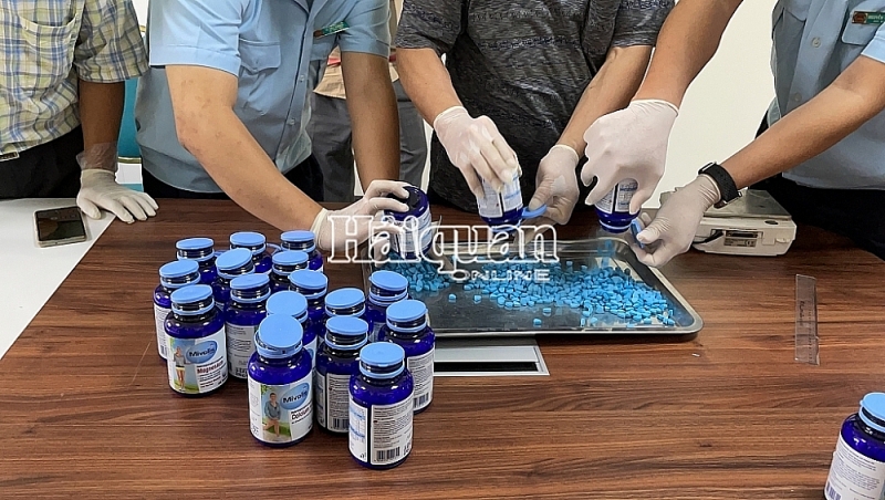 Exhibits in the arrest of 11 kg of synthetic drugs by the Hanoi Customs Department in October 2021. Photo: N. Linh.