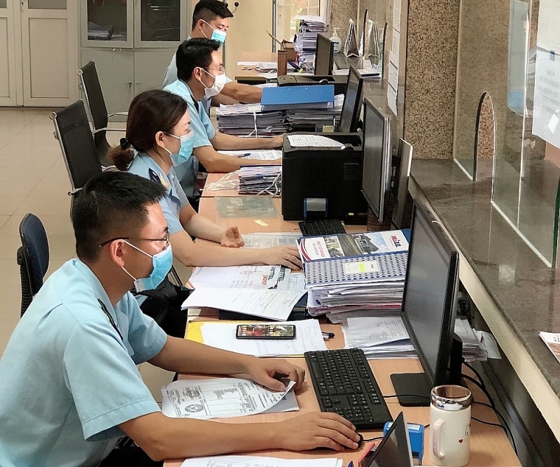 Customs officers of Nghi Son port Customs Branch perform professional tasks. Photo: P.Nhân