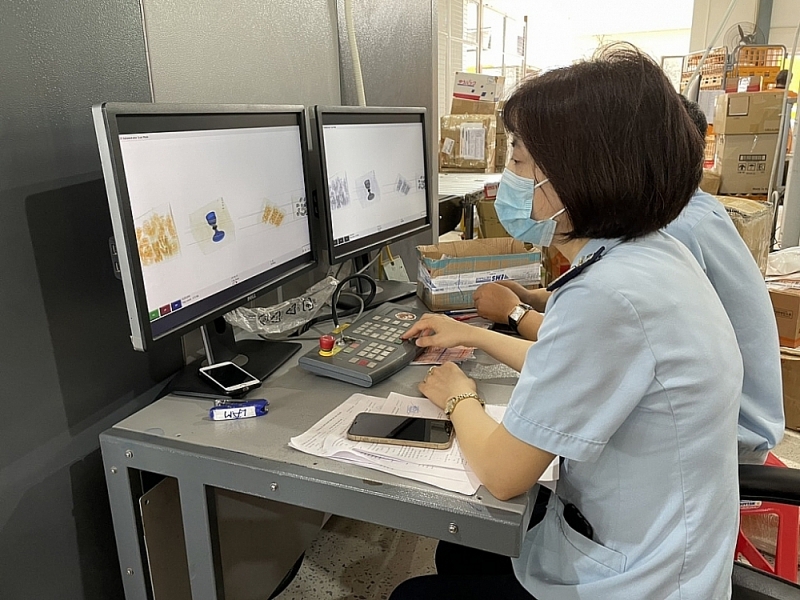 Professional activities of customs officers at Express Customs Branch (Hanoi Customs Department). Photo: N.Linh