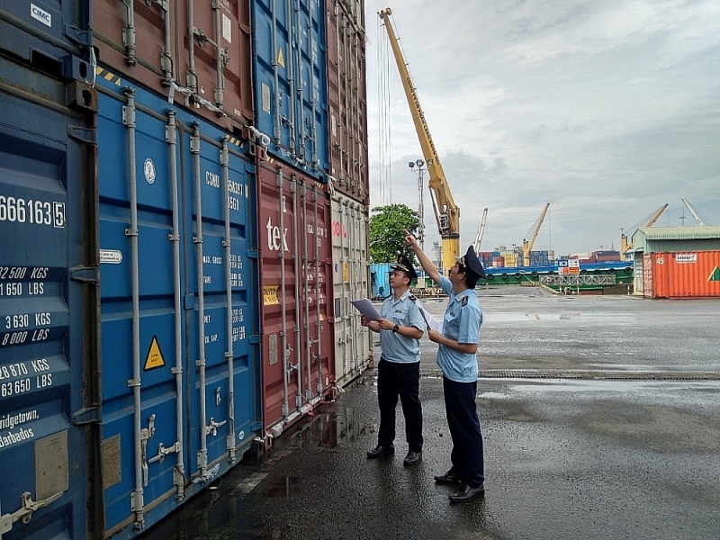 Civil servants of Bien Hoa Customs Sub-Department supervise import and export goods. Photo: Vo Van Thiep