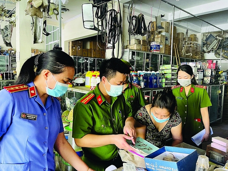 Police and People's Procuracy of Thanh Hoa province inspect the evidence of the invoice purchase and sale case at Phuong Anh Construction and Trading Service JSC. Photo: provided by Thanh Hoa police