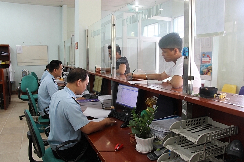 Tan Thanh Customs officer instructs businesses to carry out customs procedures. Photo: H.Nu