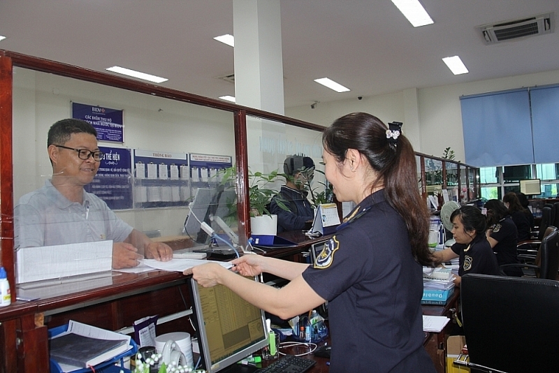 Song Than Customs officer guides businesses to carry out customs procedures. Photo: T.D