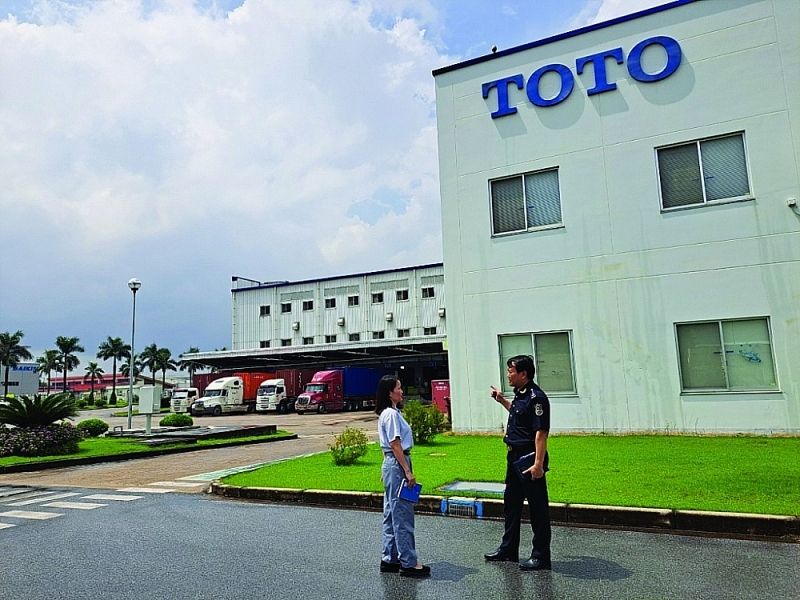Representatives of Hung Yen Customs Branch directly went to the factory of TOTO Vietnam Co., Ltd. in Hung Yen to grasp the needs of businesses. Photo: T.Bình.