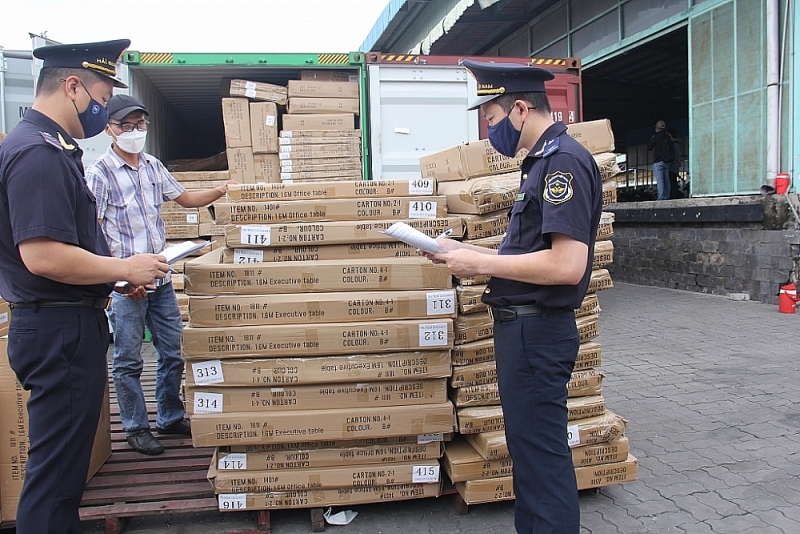 Customs officers of Saigon port area 1 check imported goods. Photo: T.H