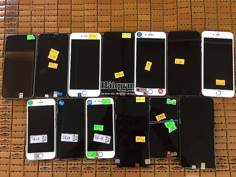 A case of smuggling mobile phone seized by Customs (illustration image)