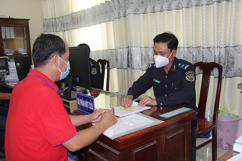 Customs officer of Thuong Phuoc Customs Branch instructs procedure for enterprise. Photo: T.H