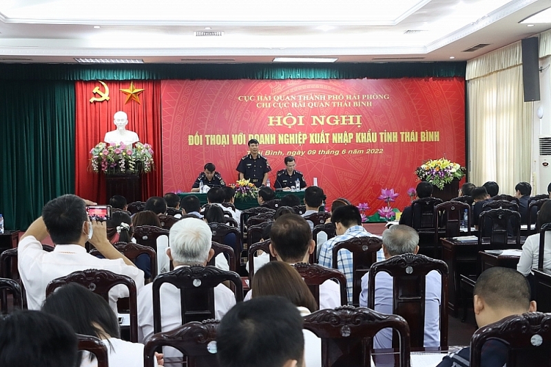The customs units usually organise dialouge with enterprises. In the picture: Customs – Business dialouge held by Thai Binh Customs Branch (Hai Phong Customs Department) on Jun 9th, 2022. Photo: T.Bình