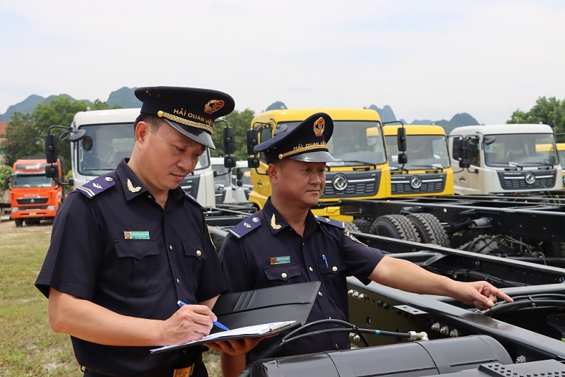 Cao Bang Customs officers check imported automobile from China. Photo: T.Bình