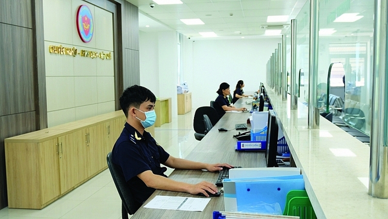 Professional activities of customs officers perfom at Da Nang Internetional Airport Customs Branch. Photo: Thùy Linh
