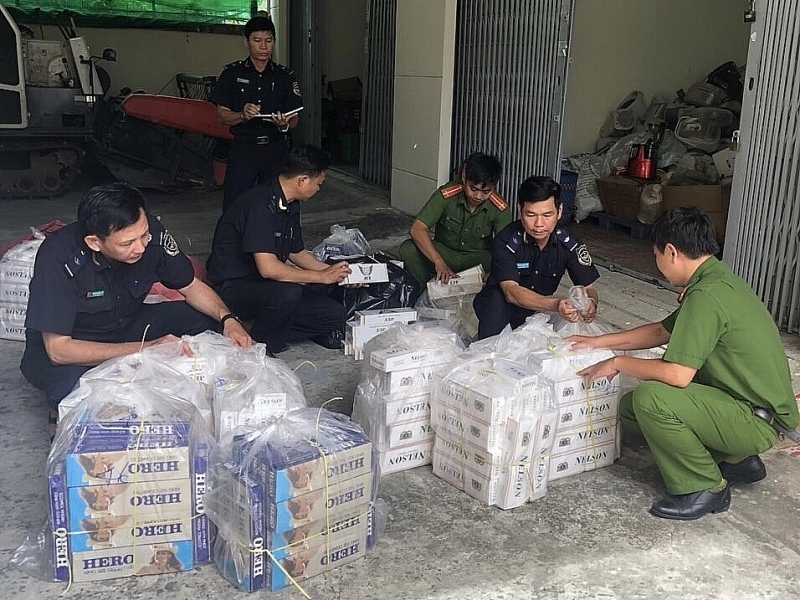 Dong Thap Customs officers coordinate to check smuggled cigarettes. Photo: T.H