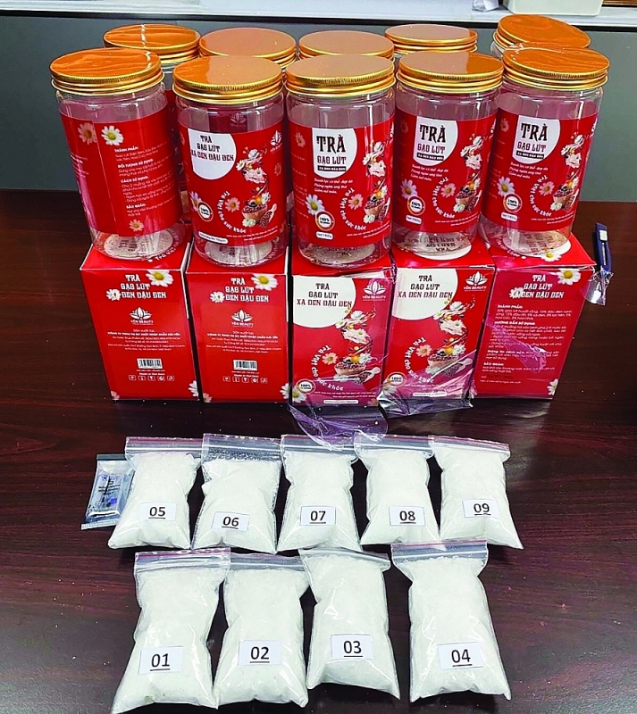 Drugs hidden in tea boxes were seized by Tan Son Nhat International Airport Customs Branch. Photo: T.H