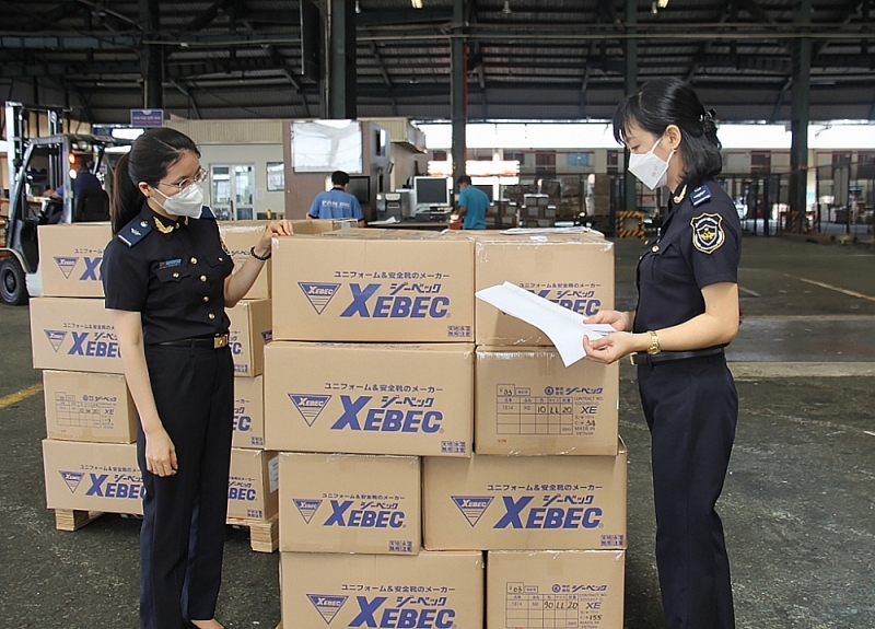 An officer of Tan Son Nhat International Airport Customs Branch inspects exported goods. Photo: T.D