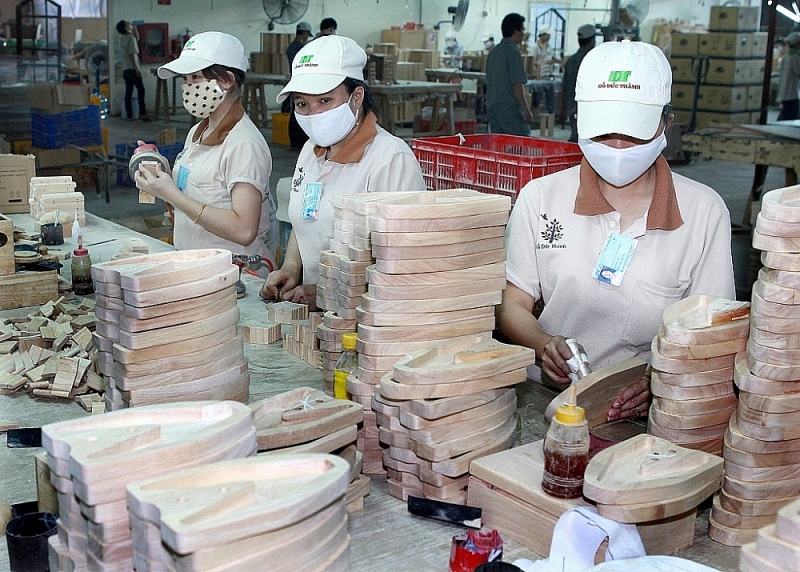 Producing wood products at Duc Thanh Wood Company. Photo: D.L