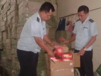 Handing over the case of seizing nearly 3 tons of fireworks to police