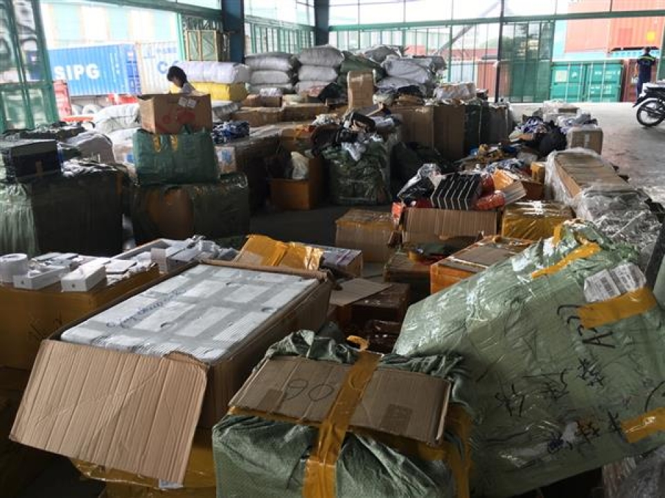 discover shipment of smuggled clothes cheating nearly 700 million vnd
