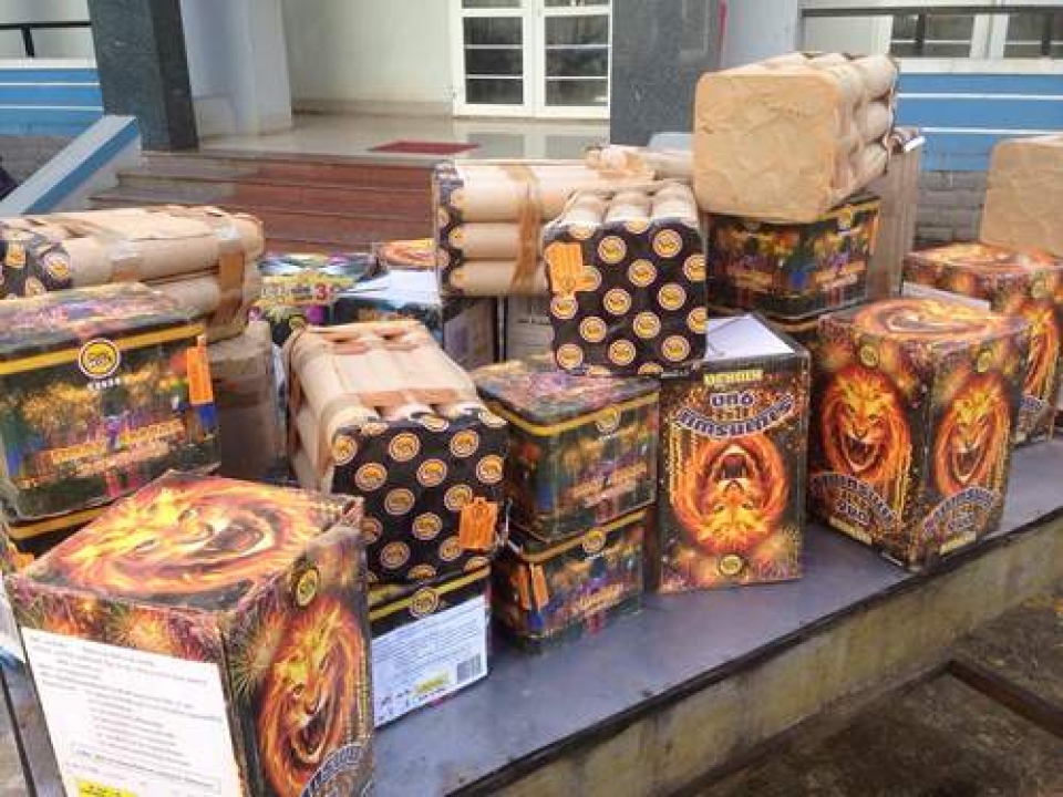 quang binh customs seize 426kg all kind of fireworks