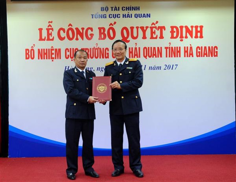 announce the decision to appoint director of ha giang customs department