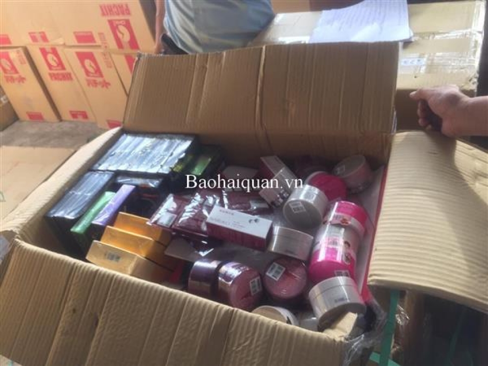 inspection and discovery a container of cosmetics importing illegally via cat lai port