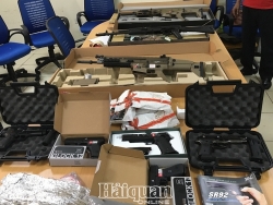 Detecting nine gun-shaped products inside the express shipment