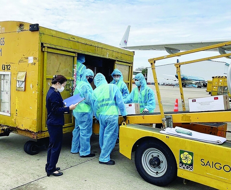 The shipments of biological products and supplies for Covid-19 prevention are quickly cleared by Tan Son Nhat International Airport Customs. Photo: H.H