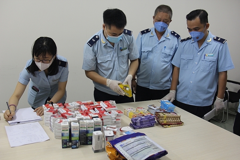 Smuggled medicine for Covid-19 treatment are seized by Customs in Ho Chi Minh City. Photo: T.H