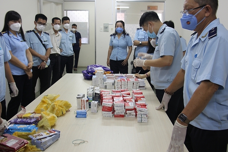 These drugs are sent from Russia to two consignees with addresses in Ho Chi Minh City. Photo: T.H