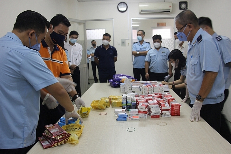 The Customs authority conducts a detailed tally of smuggled medicines. Photo: T.H