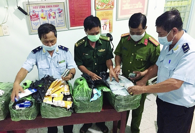 The case of smuggling more than 60,000 medicines was seized by Dong Thap Customs. Photo: M.T
