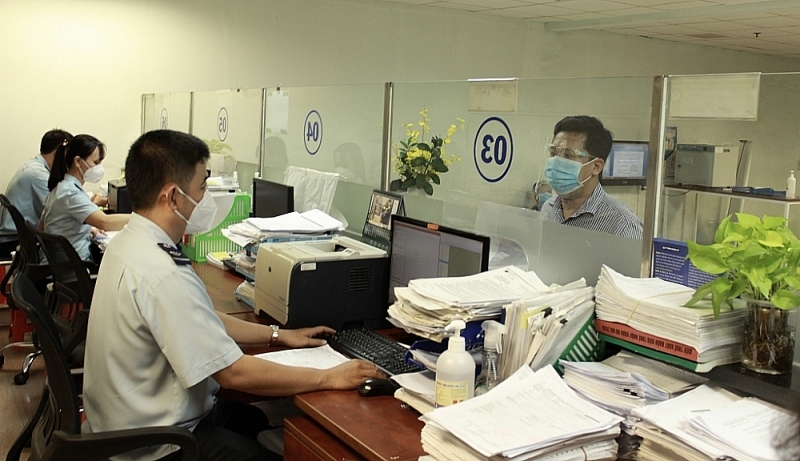 Tan Son Nhat Customs officers process procedures for imported goods. Photo: T.H