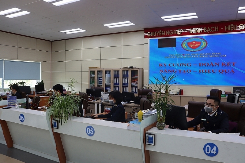 Customs officers of Mong Cai Customs Branch process procedures for enterprises on Saturday. Photo: Q.H